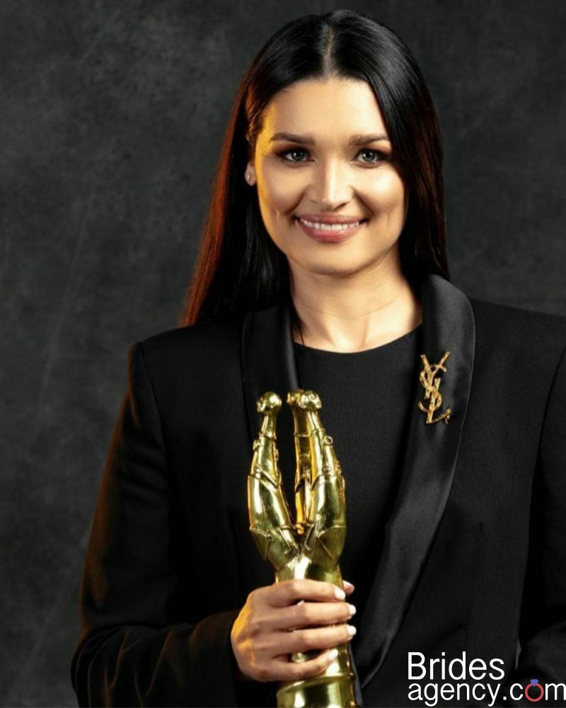 Kim Engelbrecht with the award at the ceremony