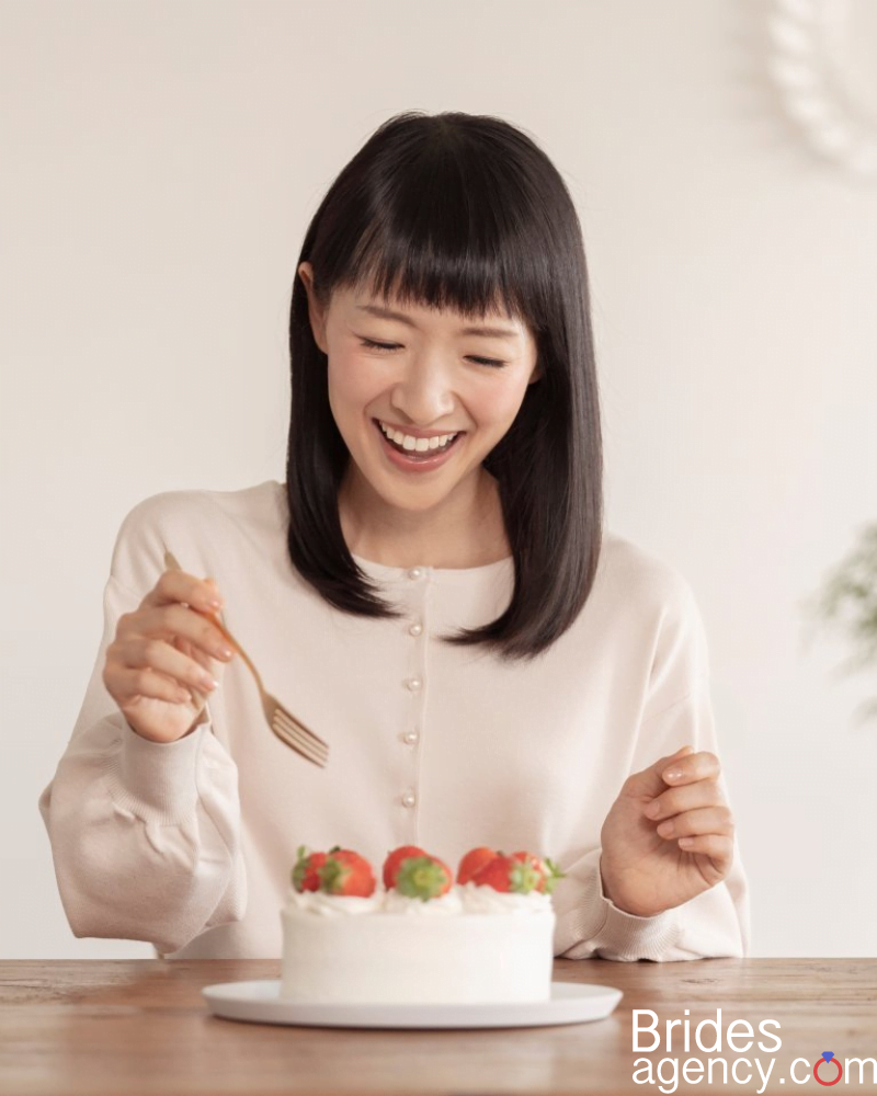 Marie Kondo and cream cake