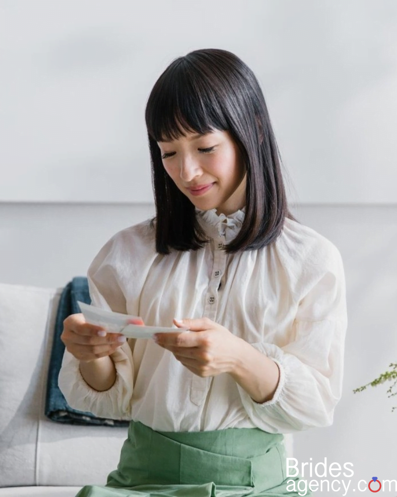 Marie Kondo reads letters