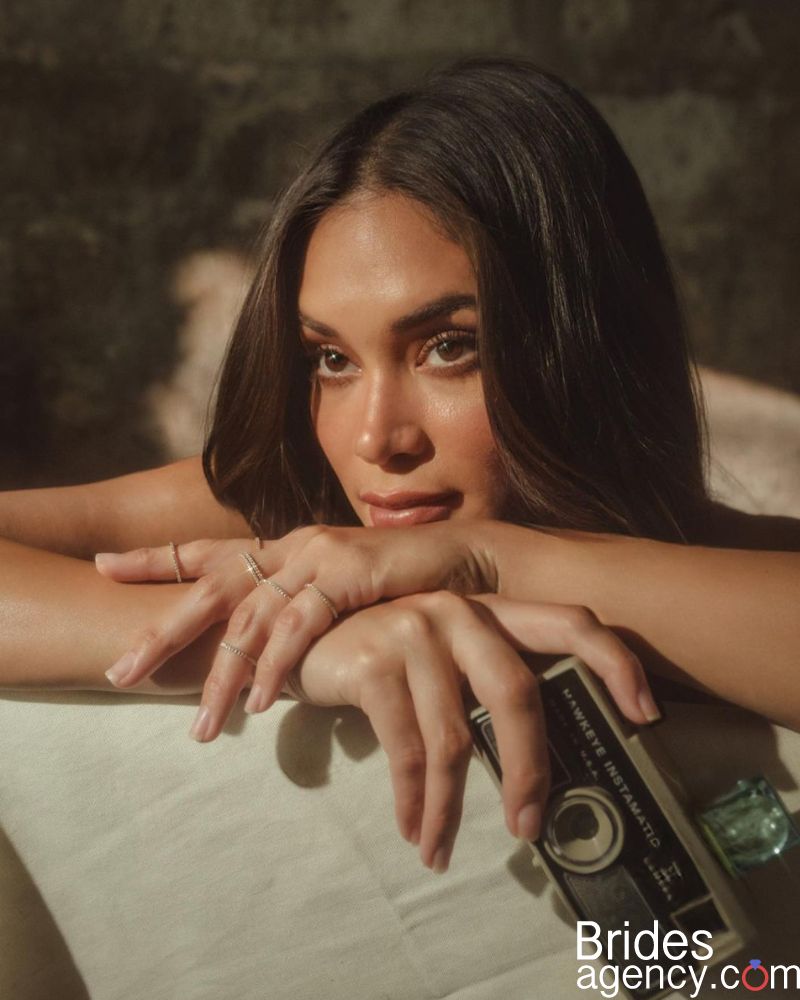 Pia Wurtzbach with an old camera