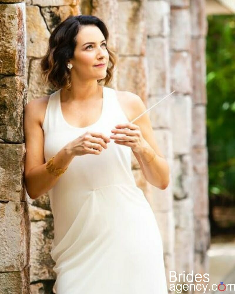 Alondra de la Parra her baton near the stone wall