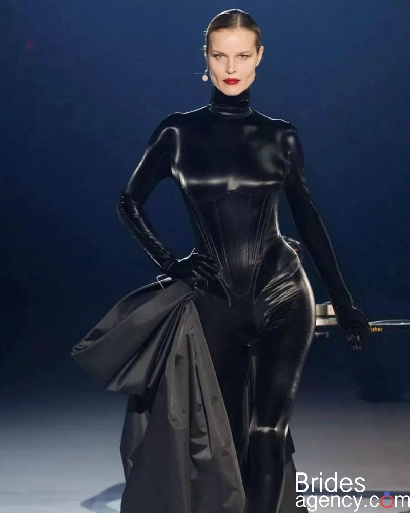 Eva Herzigova like a model in a black costume