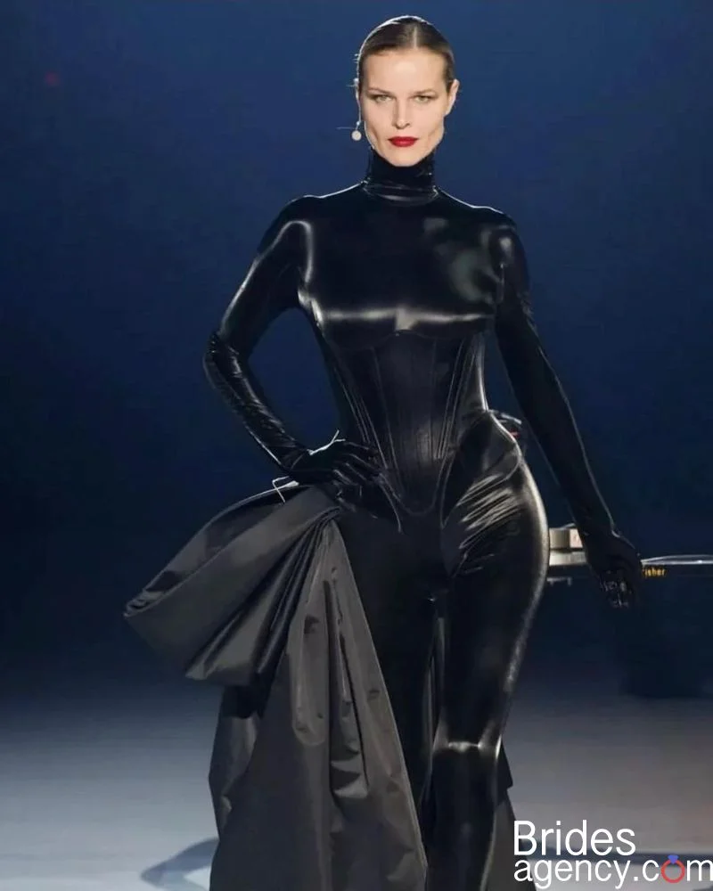 Eva Herzigova like a model in a black costume