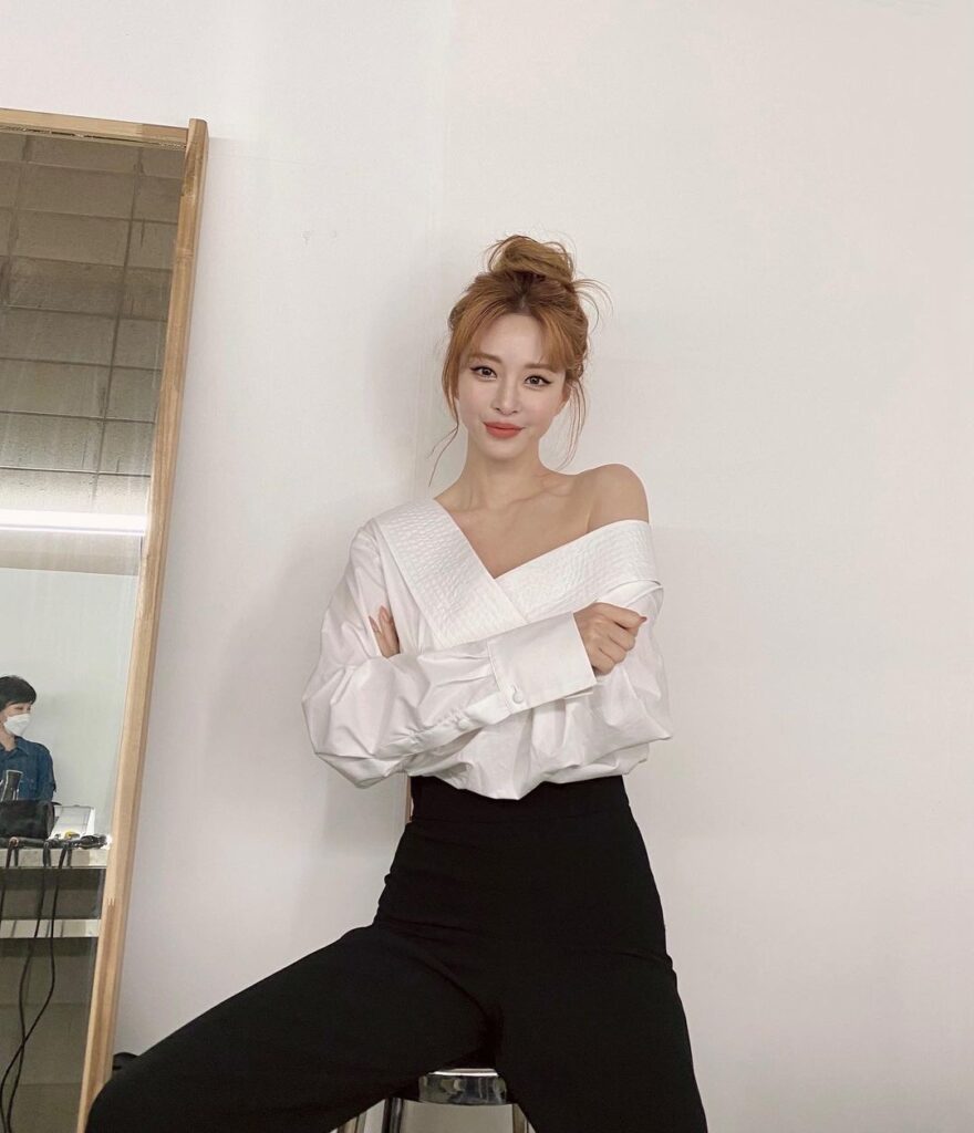Han Ye-Seul by the wall in casual clothes