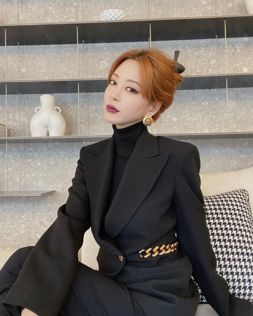 Han Ye-Seul in a business black suit