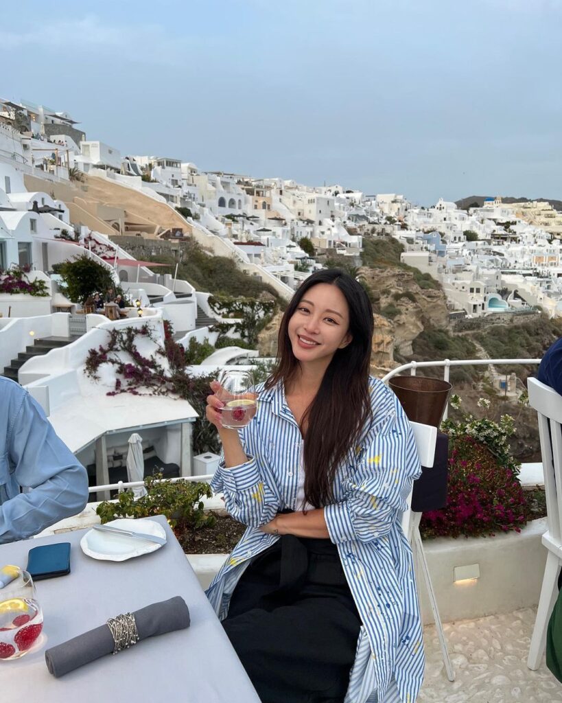 Han Ye-Seul with a glass of wine in the evening city
