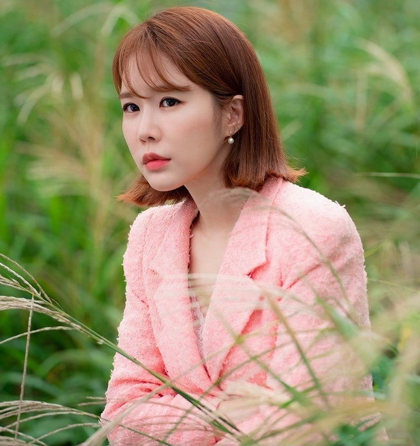 Yoo In-Na outdoors in pink suit