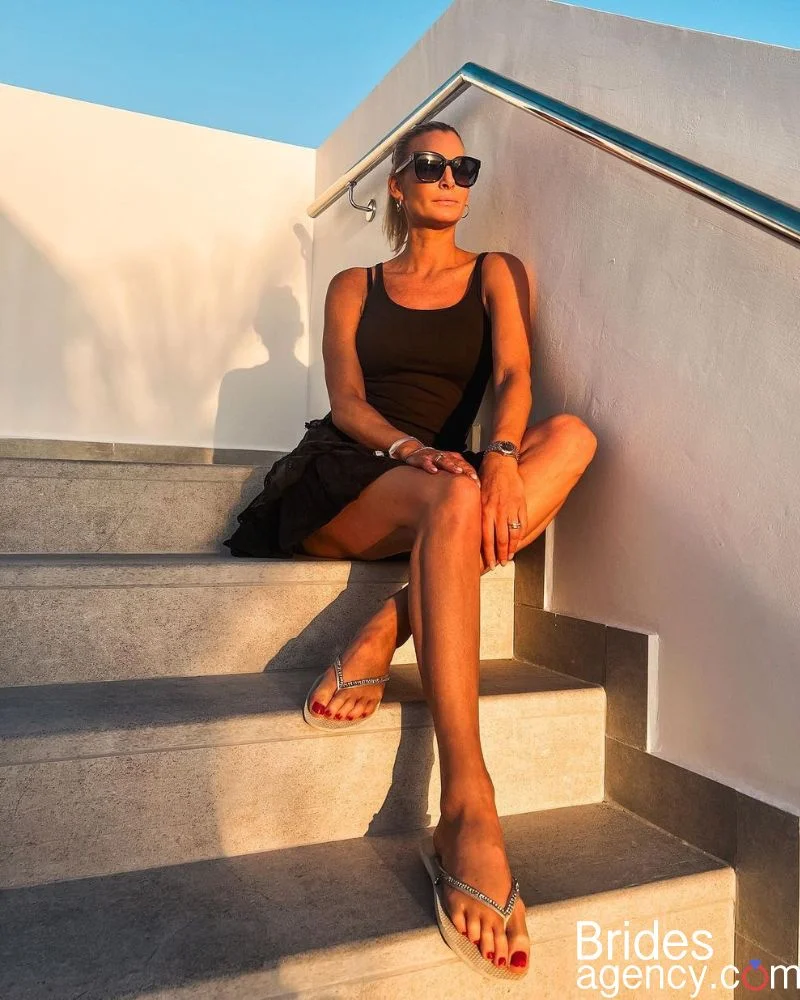 Kathrine Sorland is sitting on the stairs