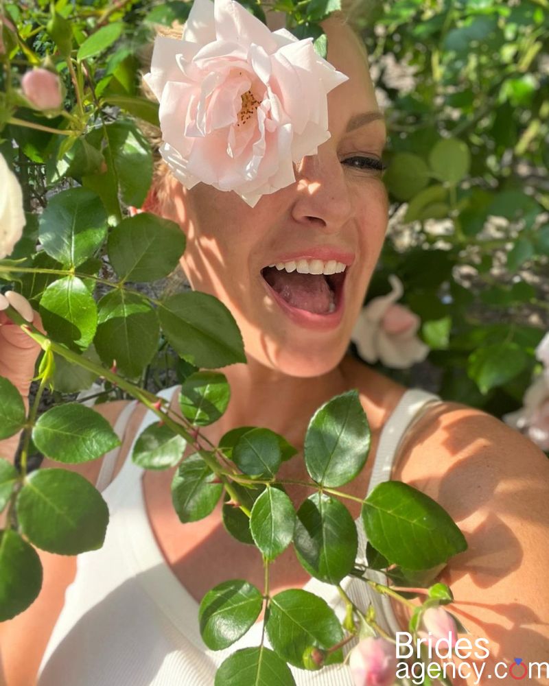 Kathrine Sorland selfie in flowers