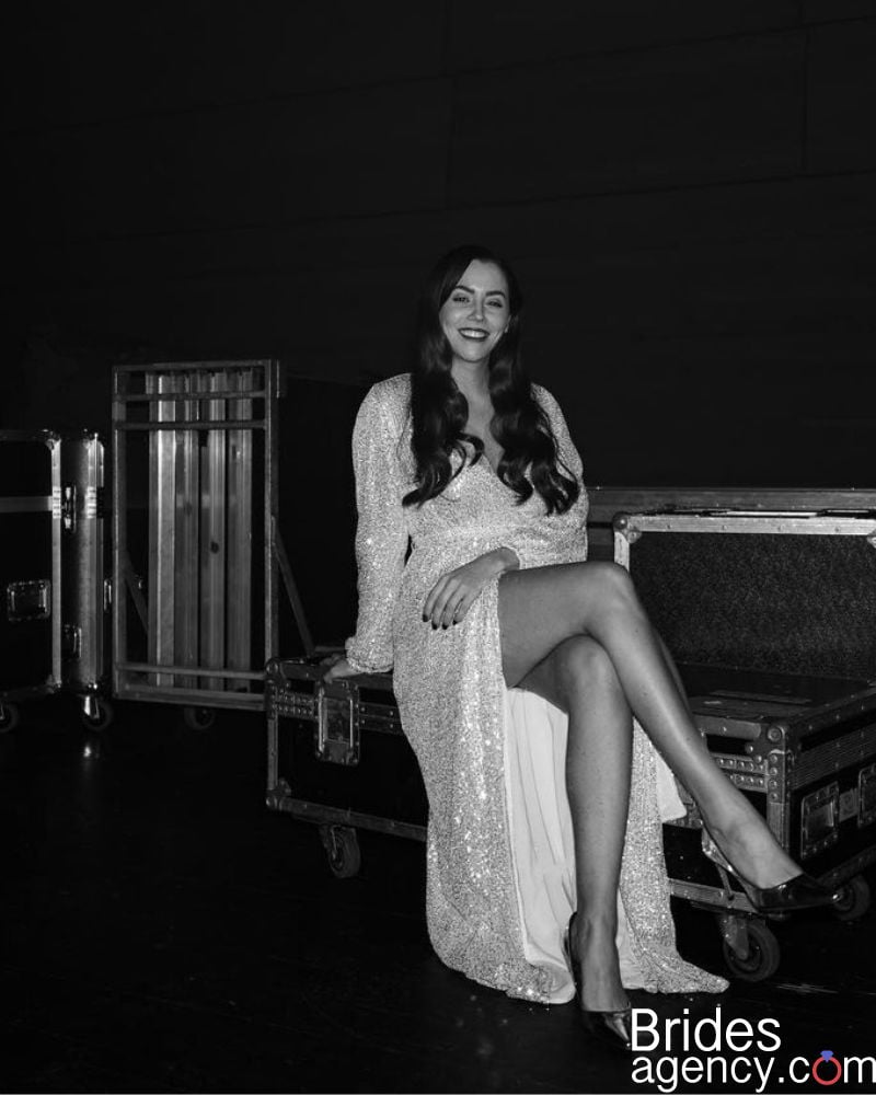 Marion Raven black and white