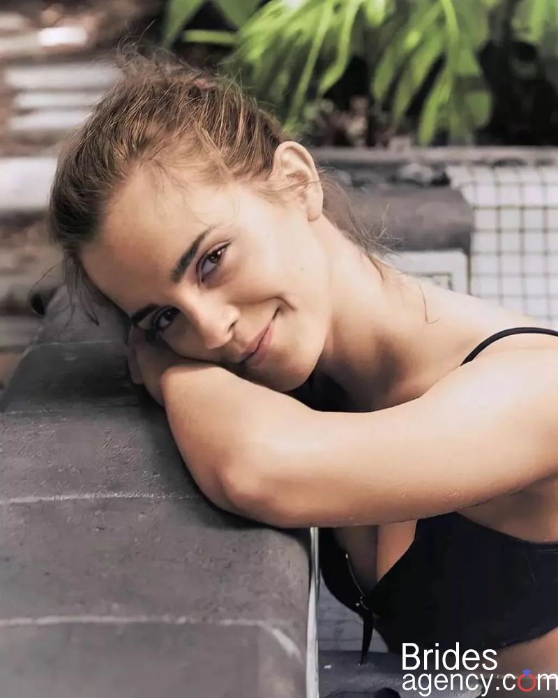 Cute photo of Emma Watson in an empty pool