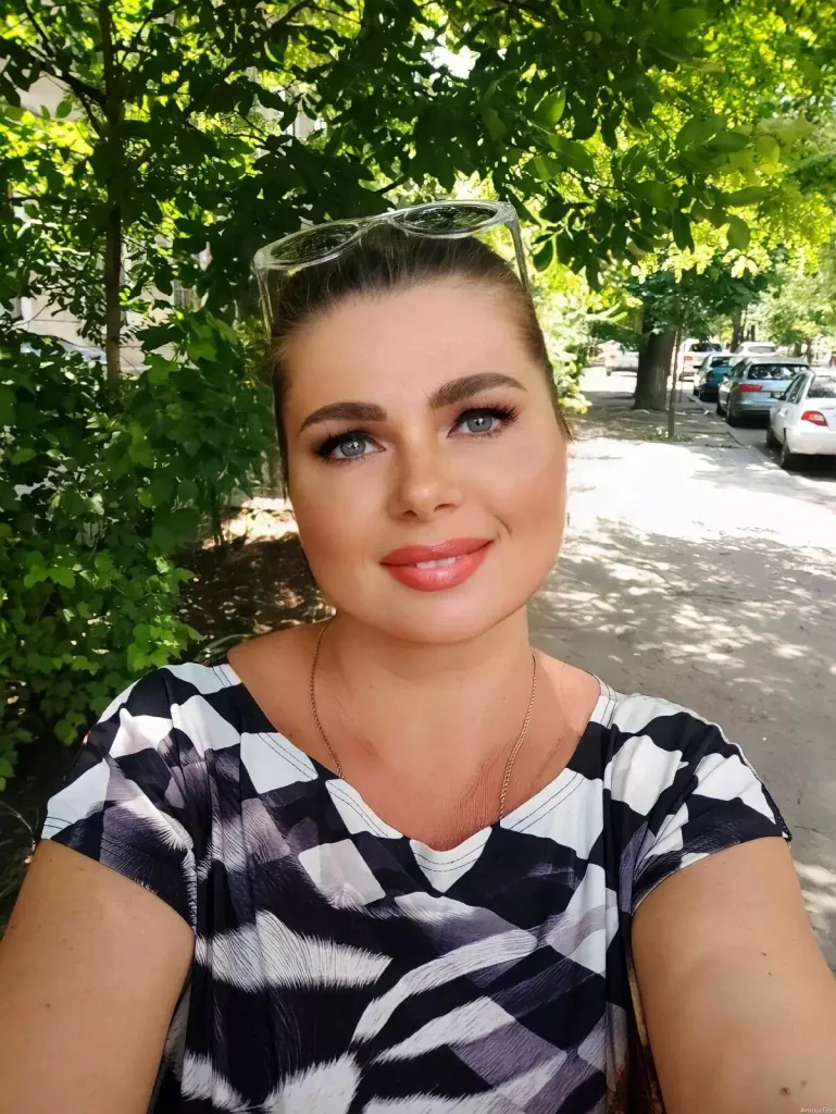 Elena Profile image 6