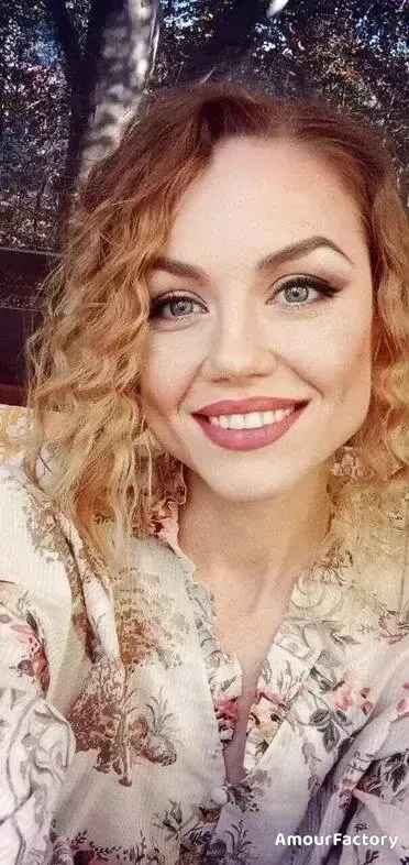 Elly Profile image 6